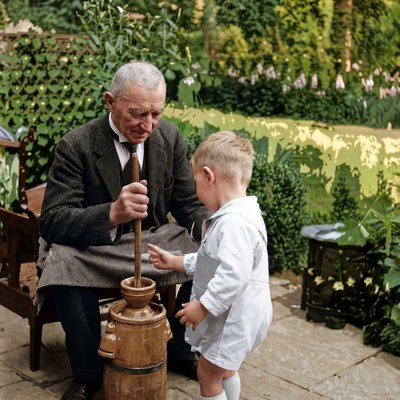 1937/38 Johann Streit beim Buttern