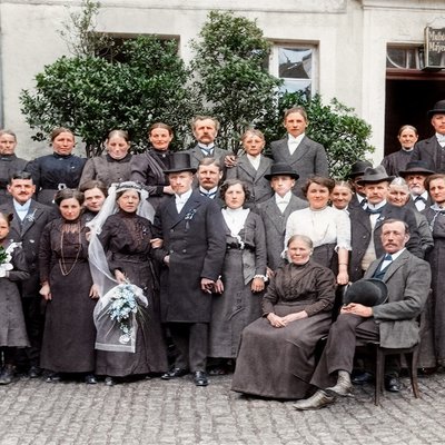 Hochzeitgesellschaft vor dem Gasthaus Mayer