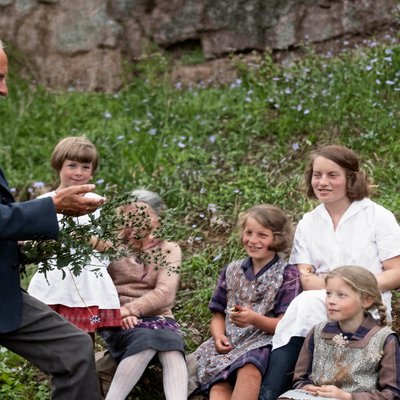 Konrektor Schlund beim botanischen Unterricht