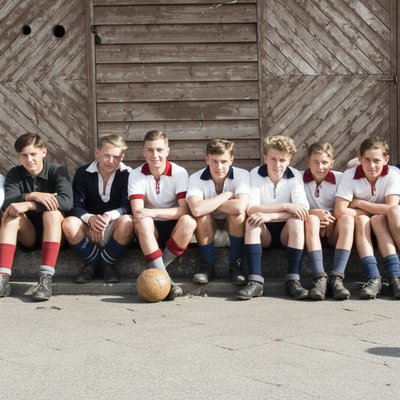 Jugendmanschaft vor dem Blockhaus am Speicherer Sportplatz